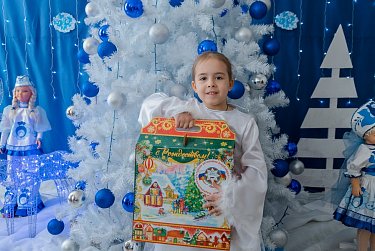 Подарки, новогодний спектакль, Дед Мороз и Снегурочка…